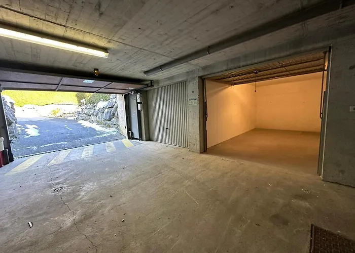 Stella Palais Garage *